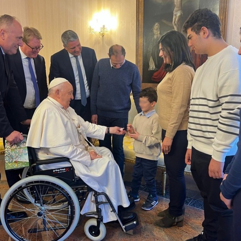 Durant la seva visita a Bèlgica, el papa Francesc es va reunir amb algunes famílies de refugiats que han arribat al país amb els corredors humanitaris de Sant’Egidio